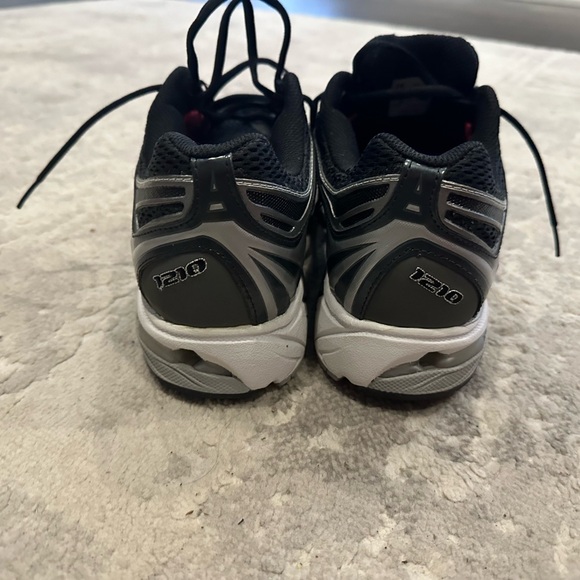 New balance shoes - Picture 4 of 5